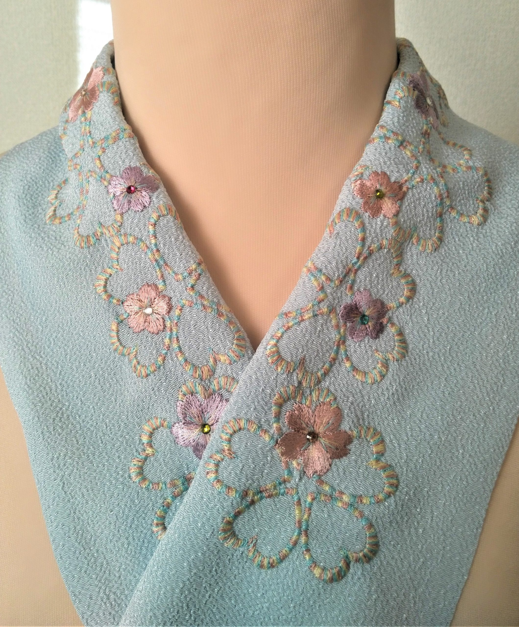 刺繍半衿 桜 ラインストーンと段染糸 浅葱色 – 刺繍好日は、オリジナルオーダー刺繍半衿を作ります！！